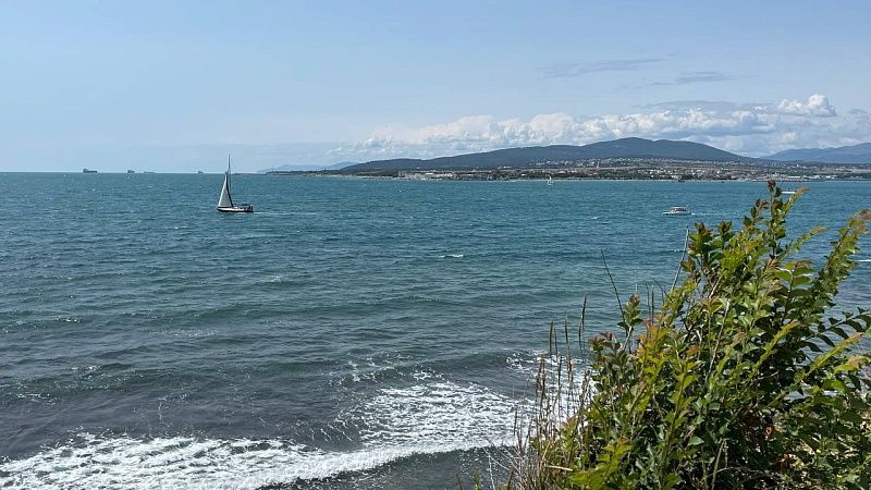 Прогрелось до плюс 28 градусов Черное море на курортах Краснодарского края