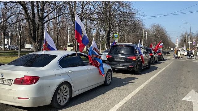 Краснодарцы провели автопробег «Zа Наших» и возложили цветы к памятникам и мемориалам