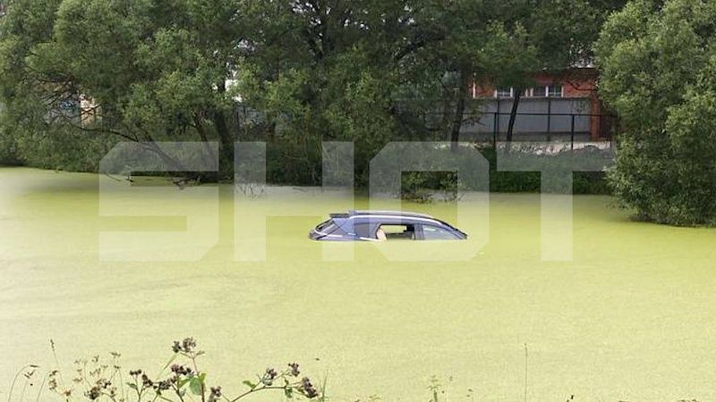 Автомобиль без водителя на большой скорости улетел в болото в Подмосковье