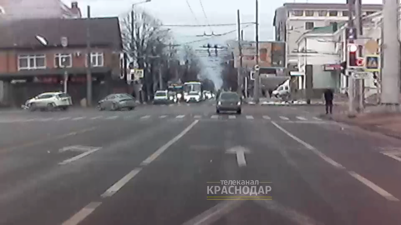 В Краснодаре водитель сбил девушку, переходящую дорогу на зеленый свет. Фото и видео: телеканал «Краснодар»