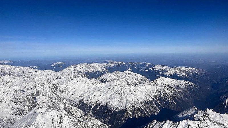 Один альпинист погиб и двое пропали без вести в горах Казахстана