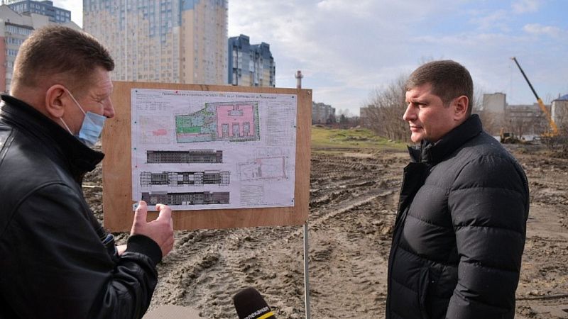 В микрорайоне «Московском» возводят трехэтажную школу на 1500 мест