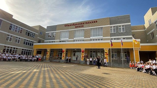 Новая школа в поселке Плодородном временно не пускает родителей на территорию  Фото от 1 сентября: Телеканал «Краснодар»