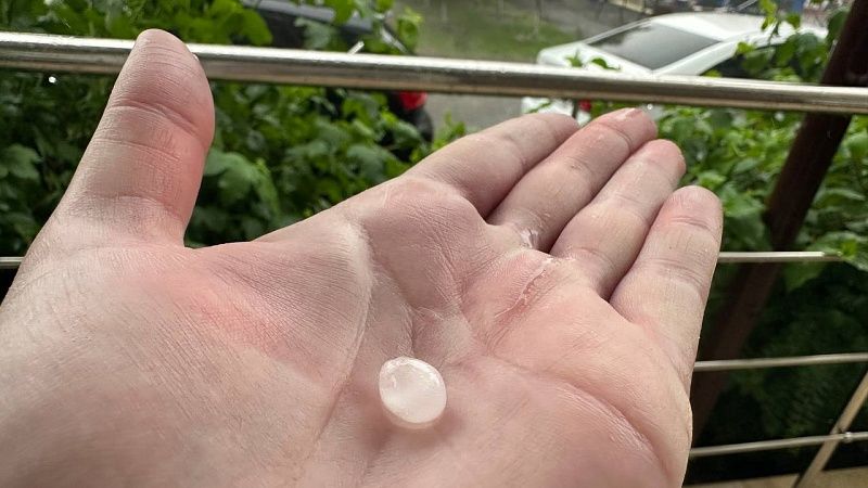 Град размером с горох сняли на видео в подмосковном Долгопрудном