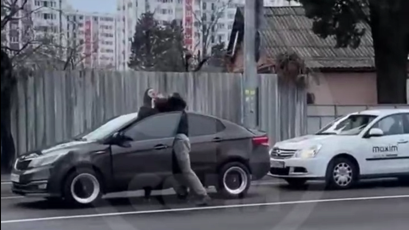 Водители не поделили дорогу и подрались на проезжей части в Сочи