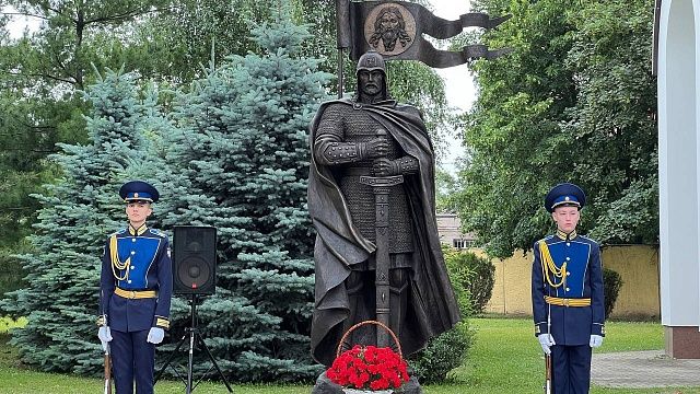 В Краснодаре открыли памятник князю Александру Невскому. Фото: телеканал «Краснодар»