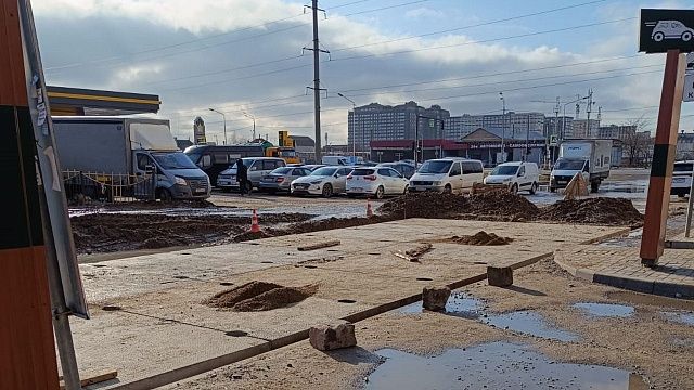 Новое дорожное полотно укладывают по улице Автомобильной в Краснодаре