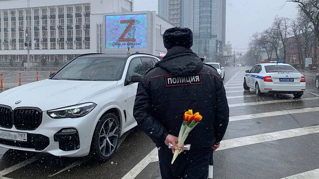 Сотрудники полиции поздравили жительниц Краснодара с 8 марта