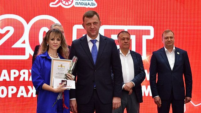 Евгений Наумов поздравил с 20-летием самый первый торговый центр Краснодара. Фото: Александр Райко