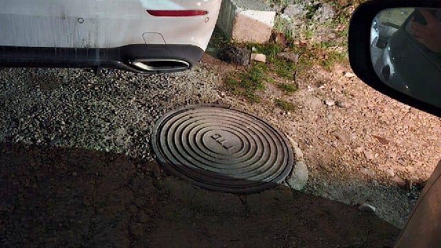 Прохожий упал в открытый канализационный люк в Новороссийске