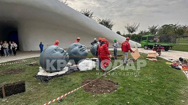 Арт-объекты в виде голов с эмоциями привезли в парк Галицкого