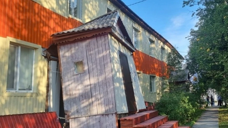  Больница сошла со свай вместе с врачами в Салехарде 