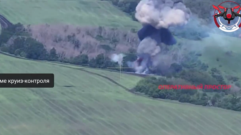 Мощный взрыв от удара дрона по украинскому Т-64 на линии фронта засняли на видео