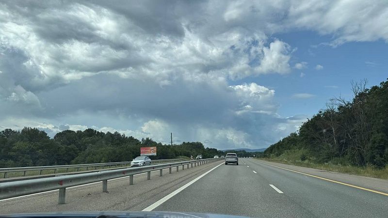 Дерево упало на автомобиль на участке трассы Джубга-Сочи