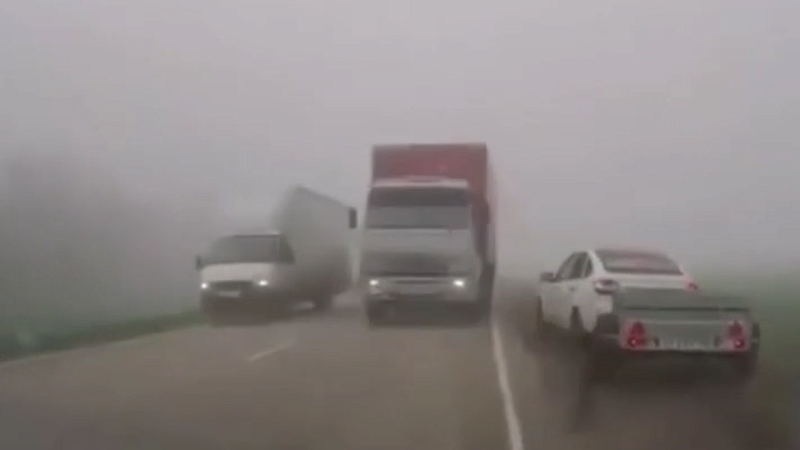 На видео попал момент ухода легковушки от лобового удара с КамАЗом в тумане