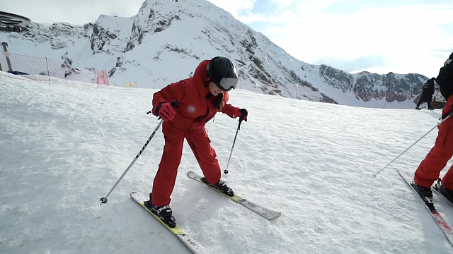 Учимся кататься на горных лыжах: инструкция для новичков. Фото: телеканал «Краснодар»
