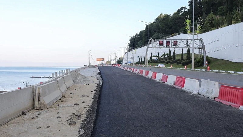 Асфальт на трассе А-147 начали укладывать в Сочи 