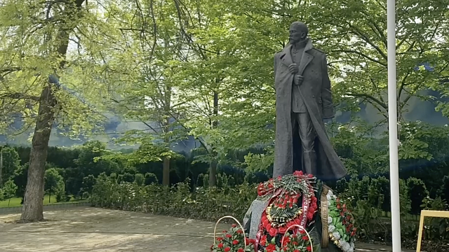 В Краснодаре почтили память Лавра Корнилова. Фото: телеканал «Краснодар»