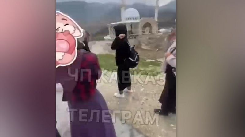 На видео сняли драку матерящихся женщин в хиджабах на Кавказе 