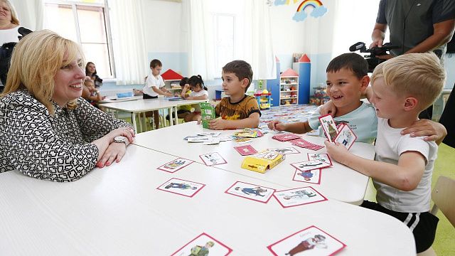 Анна Минькова проинспектировала новые школу, детский сад и оздоровительный центр в Кущевской