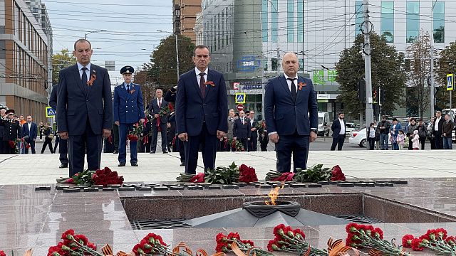 В Краснодаре возложили цветы к Вечному огню