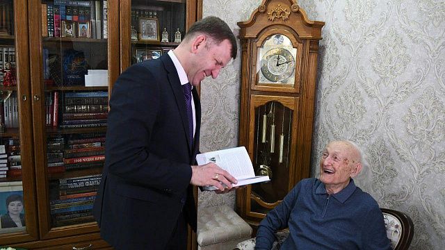 Евгений Наумов поздравил ветерана Валентина Колбикова со 100-летием