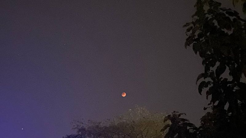 Кадрами лунного затмения и «кровавой» луны поделились в сети краснодарцы