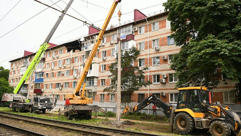 В доме по ул. Клинической в Краснодаре начали разбирать поврежденную часть крыши