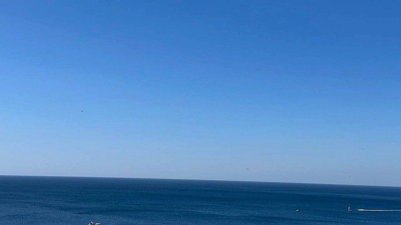 Мужчина окунул в холодное море двоих детей в Сочи