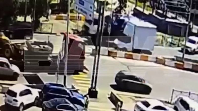 Водитель фуры переехал мотоциклиста и попал на видео в Люберцах