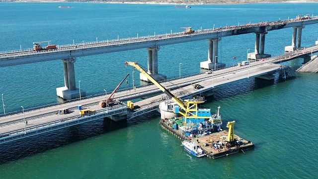 Крымский мост восстанавливают 250 работников с использованием 30 единиц техники. Фото: t.me/mkhusnullin/578