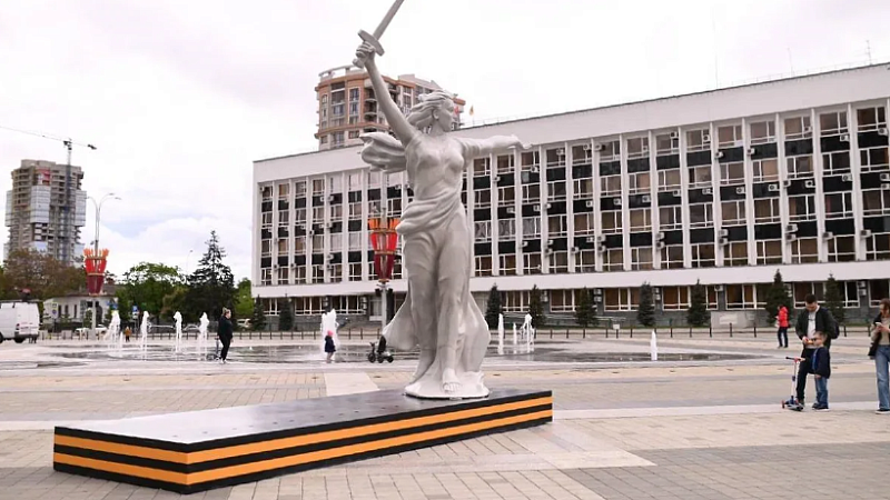 Скульптуру «Родина-мать» установили на главной площади Краснодара 