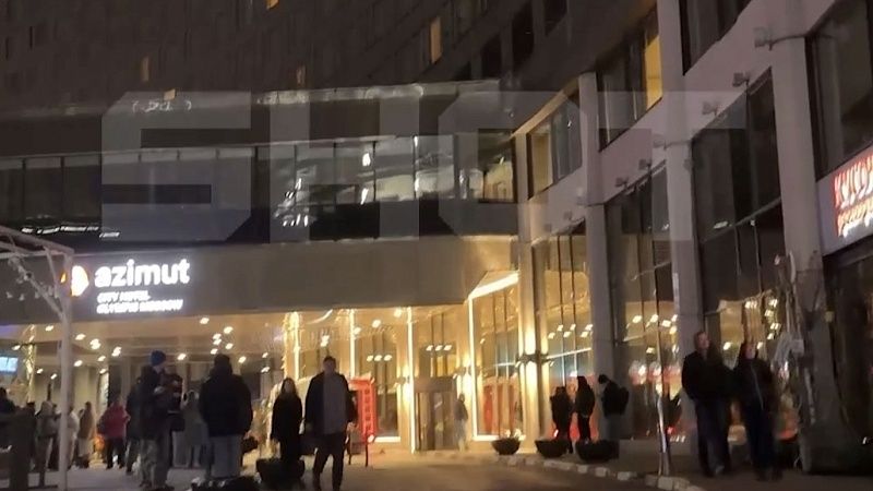 Более 700 человек эвакуировали из элитного отеля в центре Москвы 