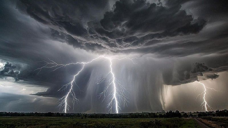 Сланцы спасли от смертельного удара молнии отдыхающих под Тулой