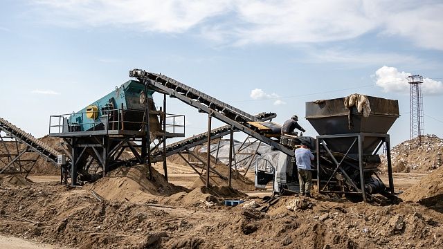 Молодые учёные показали новые способы очистки от мазута пляжей Анапы