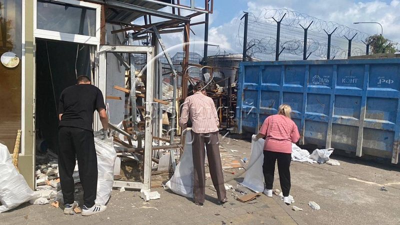 Авторы клипа на фоне горящей нефтебазы помогли разобрать завалы в Сочи