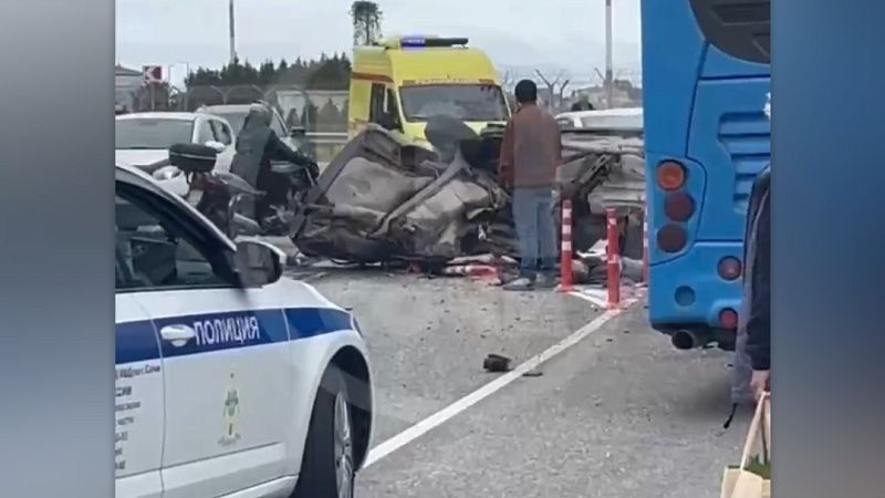 Один человек погиб в лобовом столкновении машины и автобуса в Сочи 