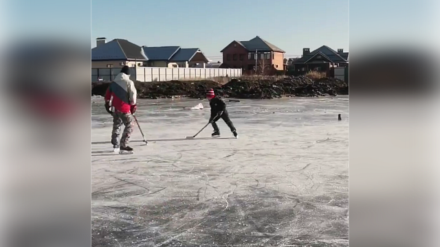 Краснодарцы сделали из замерзшей лужи хоккейный каток