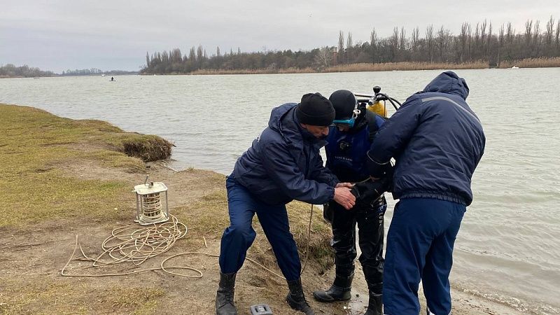 Водолазы собрали 266 мешков грунта с мазутом со дна моря у реки Можепсин в Анапе