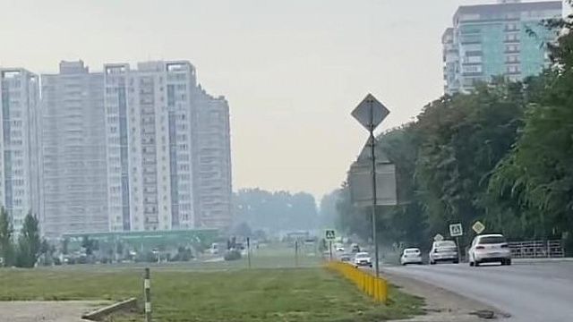 Район улицы Восточно-Кругликовской в Краснодаре заволокло дымкой. Фото: телеканал «Краснодар»