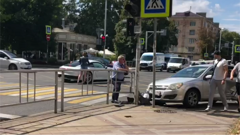 В центре Краснодара столкнулись Porsche и Opel. Оба водителя утверждают, что ехали на «зеленый»