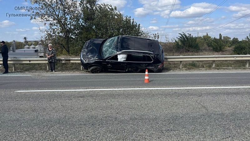 Иномарка протаранила фуру и повисла на металлическом ограждении на Кубани