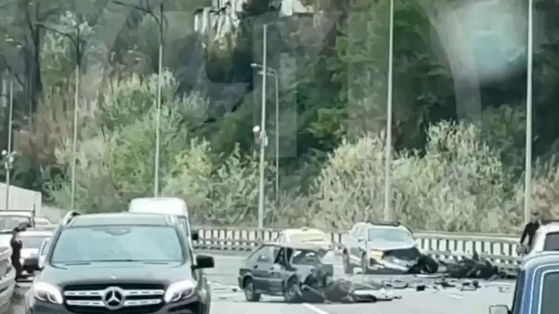 Две легковушки превратились в металлолом из-за аварии на трассе в Сочи