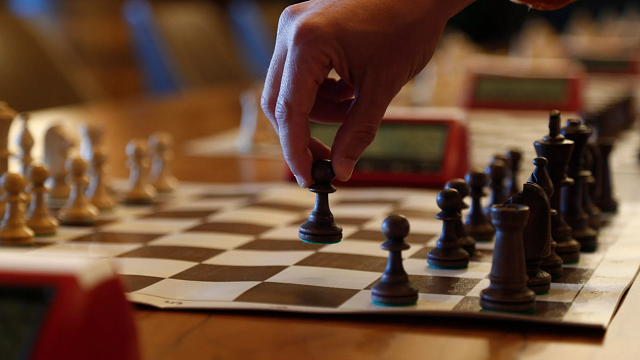 В Краснодаре провели мастер-класс по игре в шахматы. Фото: телеканал «Краснодар»