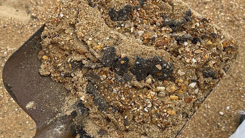 С морского дна 20 июля подняли 115 мешков с мазутом в Анапе