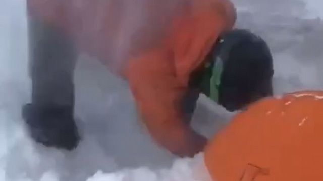 В Сочи сотрудника противолавинной службы накрыло снежной лавиной