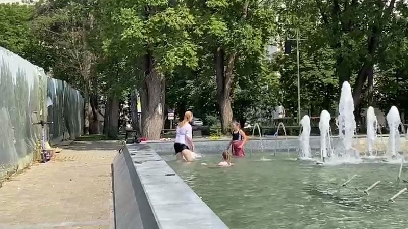 Краснодарцы массово купаются в городских фонтанах