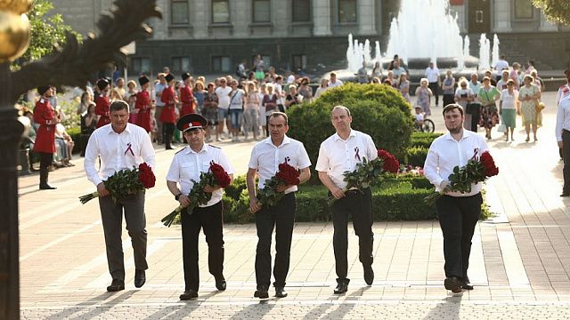 Губернатор Кубани и глава Краснодара возложили цветы к памятнику императрице Екатерине II в Краснодаре