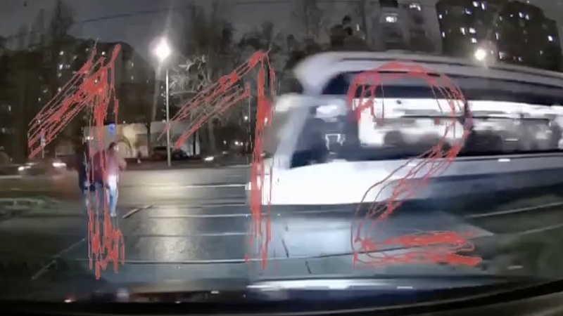 Момент наезда трамвая на двух пешеходов попал на видео в Москве