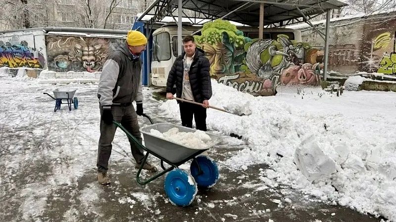 За помощь во время снегопада поблагодарил волонтеров мэр Краснодара